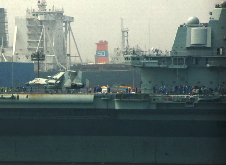 殲15戰(zhàn)機(jī)登上瓦良格號(hào)航母 或?qū)⑦M(jìn)行艦載機(jī)試驗(yàn) 殲15戰(zhàn)機(jī)登上瓦良格號(hào)航母 或?qū)⑦M(jìn)行艦載機(jī)試驗(yàn)
