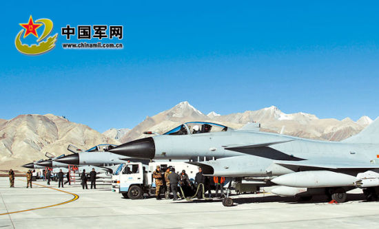 后勤官兵進駐雪域高原機場提供后勤支撐。解放軍報特約記者 劉應(yīng)華攝
