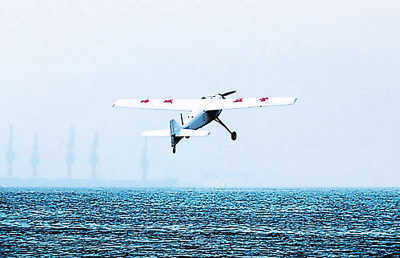 無人機(jī)正在執(zhí)行航拍任務(wù) 無人機(jī)正在執(zhí)行航拍任務(wù)