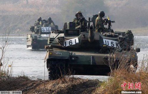 　資料圖：2011年11月2日，韓國(guó)軍隊(duì)在首爾東南100公里的驪州進(jìn)行軍事演習(xí)。