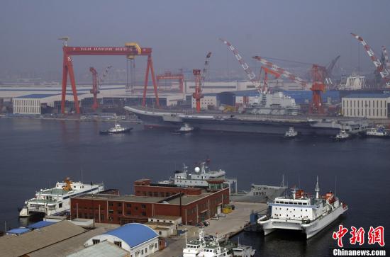 8月30日9時30分許，中國航母平臺在經(jīng)過第十次海試后，平穩(wěn)地停靠在遼寧大連港碼頭。