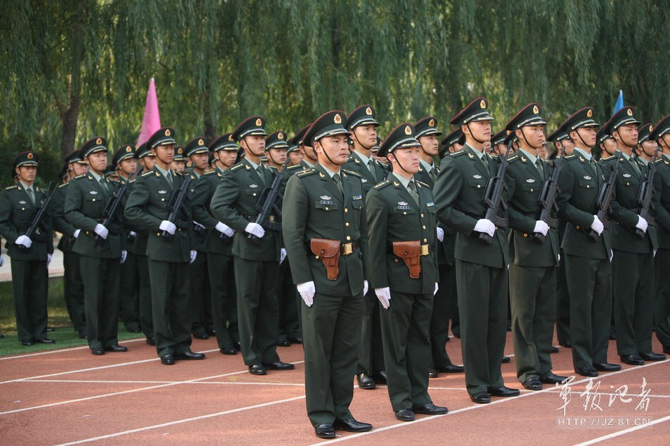 走進(jìn)裝甲兵工程學(xué)院2012級新生閱兵場