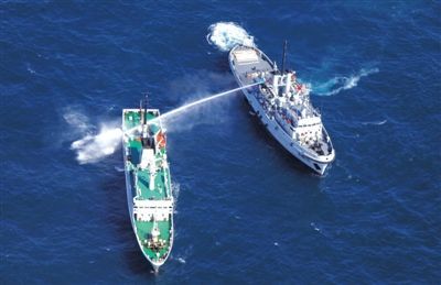 昨日，東海某海域，東海艦隊(duì)拖船使用高壓水炮為地方執(zhí)法船滅火