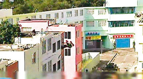 解放軍駐港部隊(duì)從屋頂游繩攻入建筑物。圖片來源：香港《文匯報(bào)》