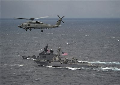 2011年1月10日，美國(guó)海軍驅(qū)逐艦與日本海上自衛(wèi)隊(duì)“鞍馬”號(hào)驅(qū)逐艦在日本長(zhǎng)崎縣附近海域舉行聯(lián)合海上演習(xí)。資料圖片