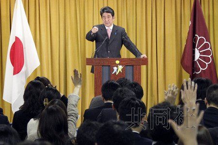 12月17日，日本自民黨總裁安倍晉三17日在黨總部會見記者，表示考慮與日本維新會和眾人之黨攜手修改憲法。