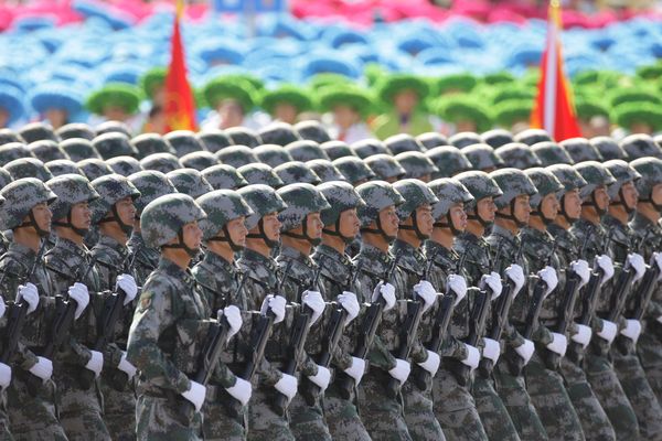 總體看，中國(guó)軍隊(duì)是稱職的，承擔(dān)了它對(duì)這個(gè)國(guó)家和人民的應(yīng)有責(zé)任。