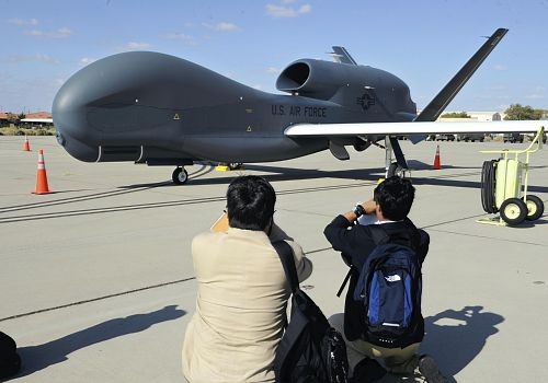 日本計劃在釣魚島海域部署美軍“全球鷹”無人偵察機(jī) 日本計劃在釣魚島海域部署美軍“全球鷹”無人偵察機(jī)