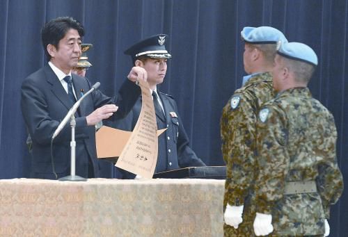 20日，日本首相安倍晉三向回國的戈蘭高地維和自衛(wèi)隊遞交政府獎狀。安倍在儀式上稱，近年“日本周邊的安全保障環(huán)境更加嚴(yán)峻”，為此將修改《防衛(wèi)計劃大綱》，進(jìn)一步加強(qiáng)日美同盟。