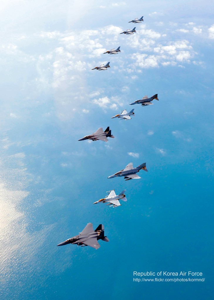 圖為韓空軍KF-16戰(zhàn)機、F-4戰(zhàn)機、F-15K兩代三型戰(zhàn)機編隊升空練作戰(zhàn)。