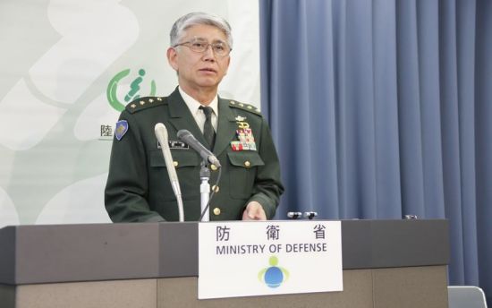 2月21日下午2點(diǎn)，日本陸上自衛(wèi)隊參謀長君塚榮治在防衛(wèi)省會見記者