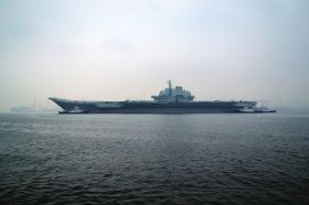 2月26日上午，中國海軍“遼寧艦”從大連港駛出，這是“遼寧艦”2013年首次出海。圖/CFP