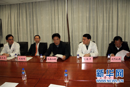 西藏自治區(qū)政府主席洛桑江村(左三)、副主席邊巴扎西(右一)一行來到解放軍總醫(yī)院，向牽頭“慈善援藏”救助活動的解放軍總醫(yī)院醫(yī)護(hù)人員表達(dá)謝意并贈送牌匾。蔡琳琳 攝