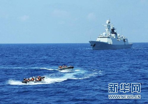 3月28日，十余名臨檢拿捕隊員從玉林艦出發(fā)，乘小艇駛向模擬可疑商船的艦只。