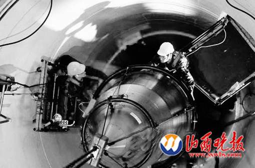 美國空軍人員將一枚“民兵3”型洲際彈道導彈導入制導設備。