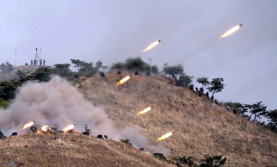 資料圖：朝鮮炮兵在進(jìn)行火力演習(xí)。