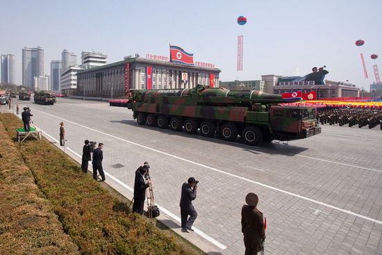 資料圖：朝鮮在閱兵式上展示的遠(yuǎn)程彈道導(dǎo)彈