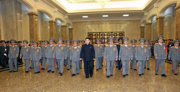 朝鮮最高領(lǐng)導(dǎo)人金正恩于15日零時率領(lǐng)朝鮮軍方高級干部參拜了安置金日成和金正日遺體的錦繡山太陽宮。