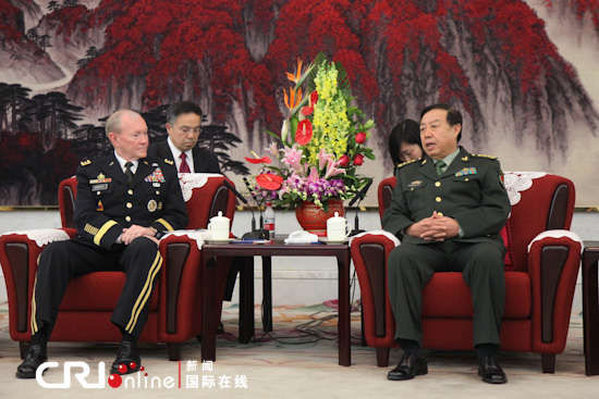 　中央軍委副主席范長(zhǎng)龍上將（右）會(huì)見(jiàn)美軍參聯(lián)會(huì)主席鄧普西上將。