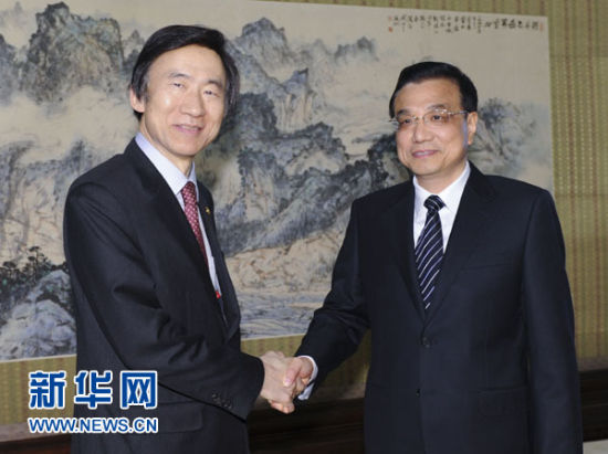 　 4月24日，中國國務(wù)院總理李克強(qiáng)在北京中南海紫光閣會(huì)見來訪的韓國外交部長官尹炳世。新華社記者謝環(huán)馳攝