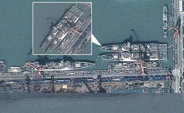 在大型船塢內舾裝的兩艘052D導彈驅逐艦，注意右側的船塢內實際上正在建造第三艘052D導彈驅逐艦。