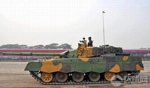 原文配圖：MBT-2000坦克參加孟加拉國閱兵。