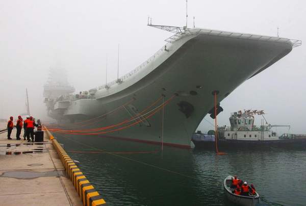 資料圖：遼寧艦停泊軍港。