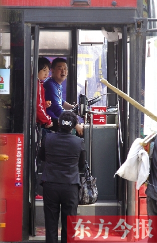 梅麗手持殘疾人證等車時，多次被司機婉言謝絕