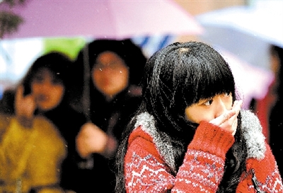 大學(xué)路附近，一位美女冷得縮起脖子。 晚報(bào)記者 馬健 圖
