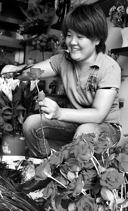8月21日，內(nèi)黃縣一家鮮花店的工作人員正在包裝鮮花。
