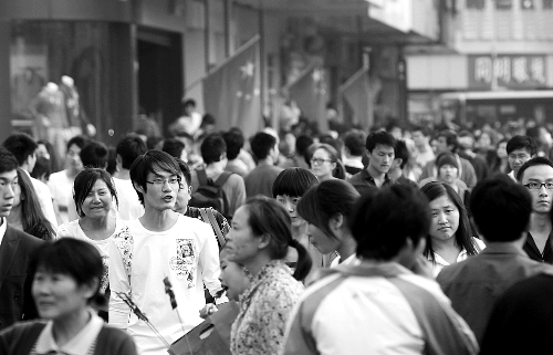 8天長假中，逛街購物的人數(shù)激增，鄭州市德化步行街上“人潮洶涌” 河南商報記者 王春勝/攝