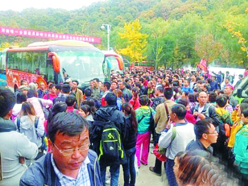 游客擁擠在白云山景區(qū)門(mén)口 游客擁擠在白云山景區(qū)門(mén)口
