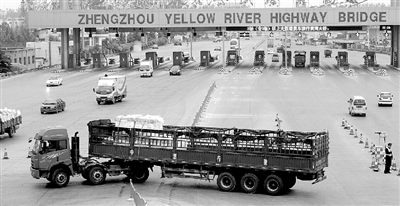 一輛6軸大貨車被路政人員勸阻后，掉頭返回