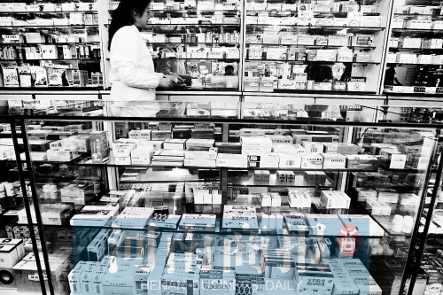 　鄭州不少藥店，也會(huì)把價(jià)格低的藥品放下層，價(jià)格高的放在醒目位置