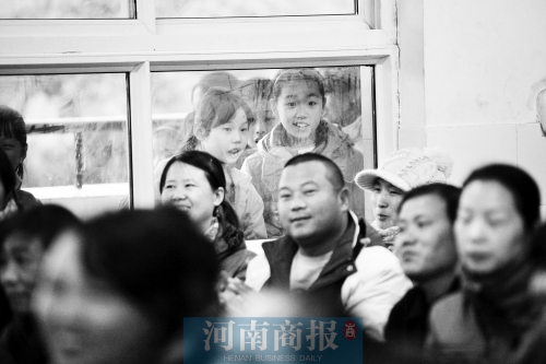 家長(zhǎng)課堂上，孩子們趴在窗戶上圍觀