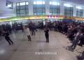 火車站候車大廳紅歌快閃迎國(guó)慶！百人互動(dòng)，震撼現(xiàn)場(chǎng)嗨翻天！