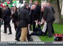 英國(guó)首相卡梅倫遭人當(dāng)街猛推 隨身保鏢毫無(wú)反應(yīng)