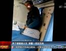 男子砸窗跳火車(chē) 乘警一把拉回來(lái)
