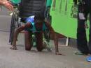 美國馬拉松女選手耗盡體力堅(jiān)持爬過終點(diǎn) 拒絕輪椅幫助