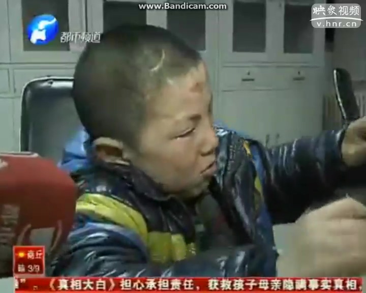 好心司機(jī)拾男童 竟在公交車抽煙