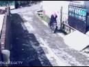 逗比劫匪騎車搶劫女子，反被女子奪車逃走