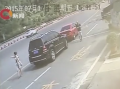 女司機涉嫌違章被攔截 怒打執(zhí)法隊員