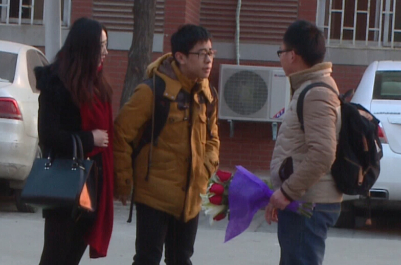 美女請你假裝其男友拒絕追求者，你會怎么辦？