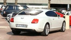 迪拜一大學(xué)泊滿(mǎn)豪車(chē)引人眼球