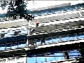 重慶涪陵：男童懸掛7樓陽臺(tái) 市民成功施救