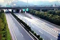 半掛車(chē)上掉落新車(chē) 駕駛員無(wú)察覺(jué)
