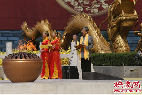 中華炎黃文化研究會(huì)會(huì)長(zhǎng)許嘉璐宣讀拜祖大典拜祭文。映象網(wǎng)記者 邵恰 攝