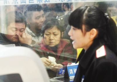 胡娜認真、耐心地向旅客介紹票務情況