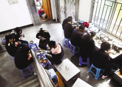 短短半個小時就餐休息時間，售票員們把椅子當餐桌，擠在不到20平方米的地方吃飯