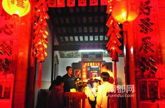 　　?？谌税殉Φ哪暌癸埛Q為“吃圍爐”。